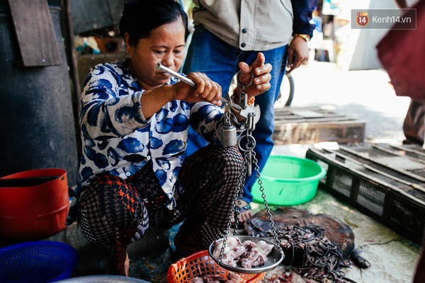 
 

Người mua thịt có thể đến tận nơi để được lấy với giá rẻ hơn.
