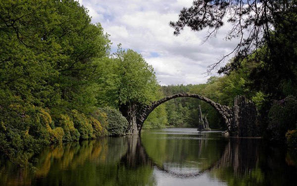 Cầu Quỷ ở Saxony, Đức với chiếc bóng của nó trên mặt hồ tạo thành vòng tròn hoàn hảo. Kiến trúc sư của cây cầu này đã phải tính toán các thông số một cách tỉ mỉ nhất để xây dựng nên cây cầu đẹp và có độ chính xác cao như vậy. (ảnh: Flickr).
