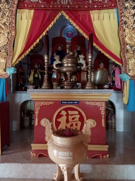 Dinh Ông Nam Hải thờ nhiều vị thần, trong đó bàn thờ Ông Nam Hải được đặt ở trung tâm