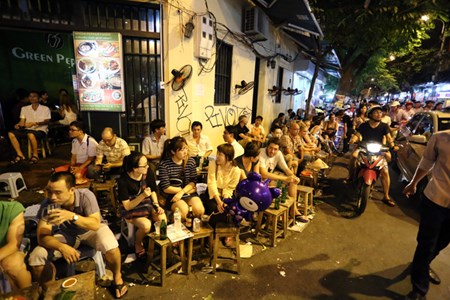 Nang nong ky luc, nguoi Ha Noi un un ra duong hong gio dem