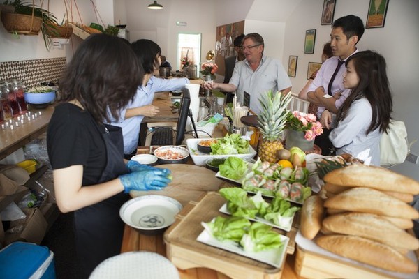 Vân Trần - Cô gái bỏ việc để đi bán bánh mì Việt nổi tiếng khắp London 14