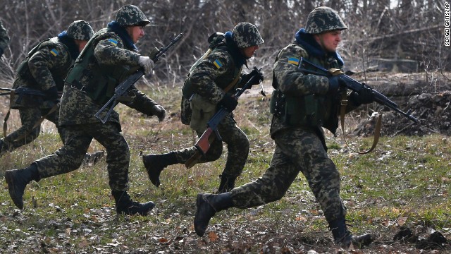 Quân đội Ukraine luyện tập tại trại huấn luyện Alekseyevka. Ảnh: Getty