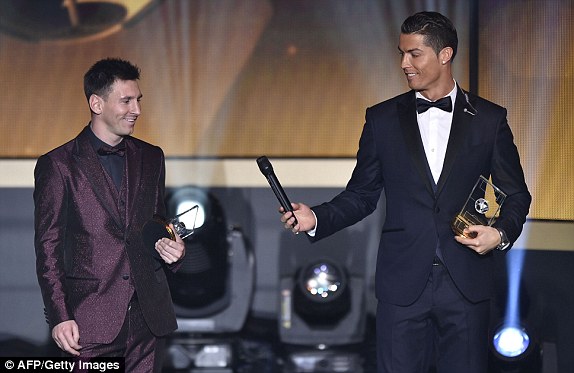 Ronaldo và Messi trên bục trao giải