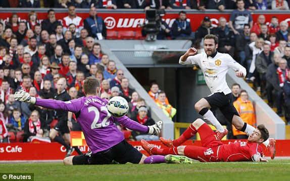 Đội chủ nhà sớm bị dội một gáo nước lạnh với bàn thắng của Mata. Man United vươn lên dẫn trước 1-0.