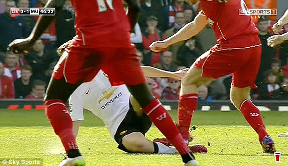 Đội trưởng Liverpool phạm lỗi rất thô bạo với Ander Herrera.