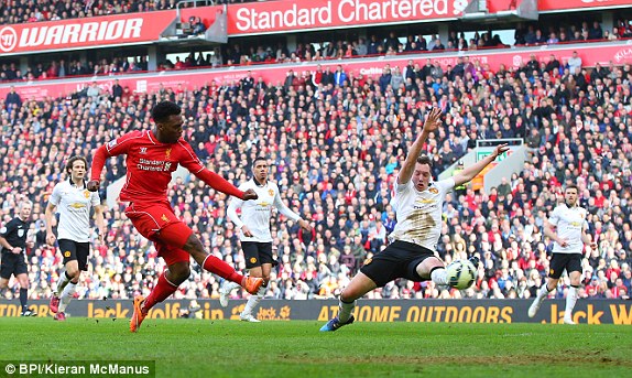 10 phút sau, Sturridge níu kéo hi vọng cho Liverpool bằng bàn rút ngắn tỉ số xuống còn 1-2.