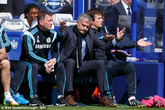 Mourinho tỏ ra căng thẳng trên băng ghế huấn luyện.