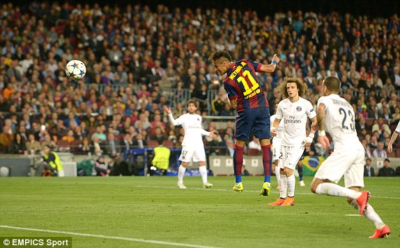 Barca càng chơi càng hay. Phút 34, Neymar trừng phạt hàng thủ PSG bằng bàn nhân đôi cách biệt.