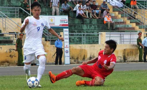 Thành Đồng (áo trắng), sản phẩm của lớp năng khiếu HAGL, thi đấu cho Phú Yên tại giải hạng Nhất.