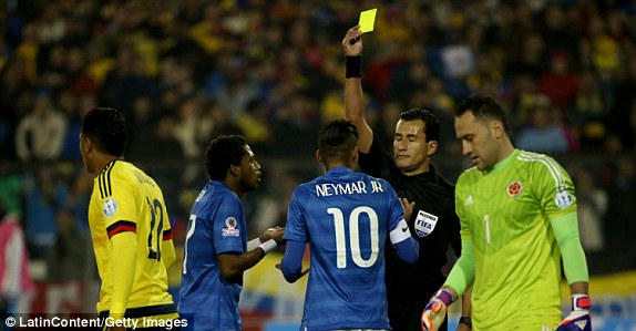Neymar phải nhận thẻ vàng sau lỗi dùng tay chơi bóng.