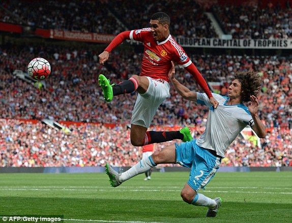 Smalling vượt qua được Coloccini nhưng lại đệm bóng không chính xác.