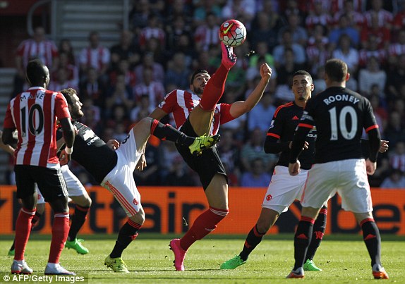 Man United nhập cuộc rất quyết tâm với hi vọng có một chiến thắng dành tặng Luke Shaw.