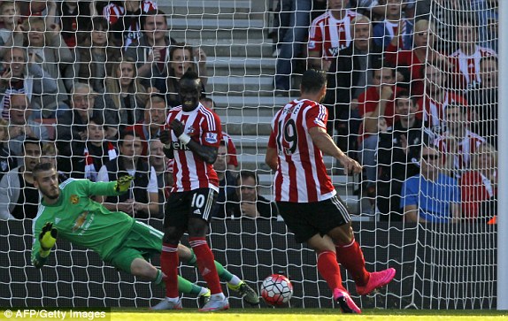 Nhưng Southampton mới là đội ghi bàn trước. Từ một pha tấn công bên cánh phải, Pelle đã đệm bóng chính xác mở tỉ số 1-0.
