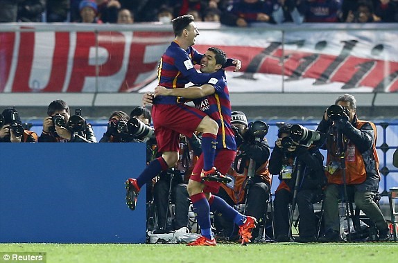Messi và Suarez ăn mừng bàn thắng.