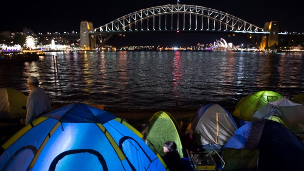 
Người dân và du khách cắm trại ở khu vực cảng Sydney từ nhiều ngày để chờ đợi tiết mục bắn pháo hoa đón năm 2016. Ảnh: Sydney Morning Herald
