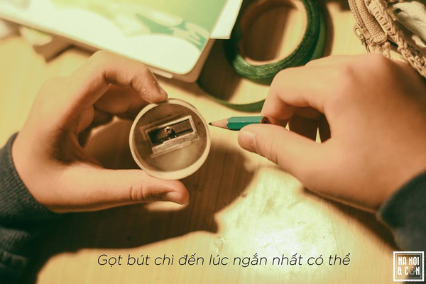 
Đôi khi làm thế để cho các bạn thấy mình siêu, giữ bút chì được lâu ơi là lâu, hoặc đơn giản là cầm bút chì ngắn thế mà vẫn viết được
