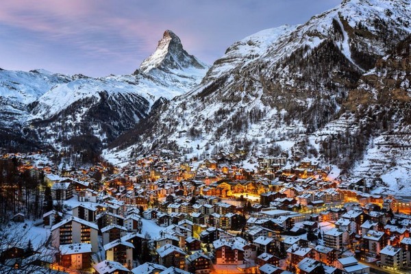 
Khung cảnh buổi sáng ở chân núi Matterhorn - Thụy Sỹ. ( Tác giả: Andrey Omelyanchuk)

