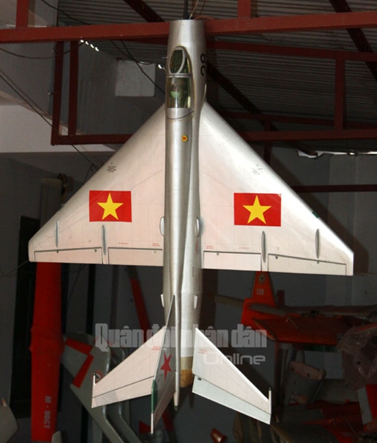 
...Và một chiếc máy bay không người lái mang hình dáng én bạc Mig-21.
