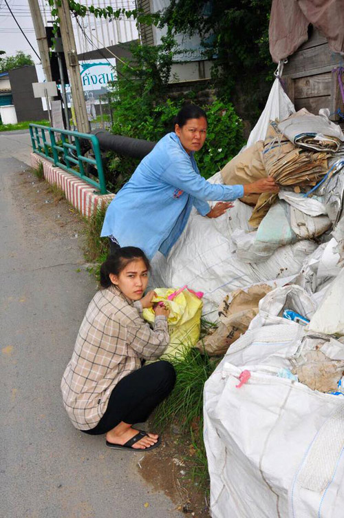 
Mint Kanistha hàng ngày đều phụ giúp mẹ thu gom rác thải.
