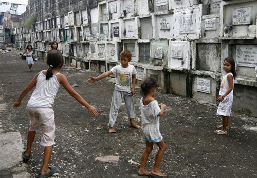 
Trẻ em chơi đùa trong nghĩa trang ở Manila.
