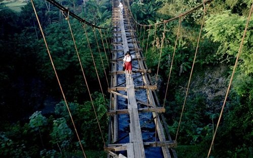 
Đây thực tế là một ống dẫn nước ở Java, Indonesia. Tuy nhiên, những đứa trẻ ở đây đã đi bộ hoặc đi xe đạp trên tấm ván mỏng manh đặt trên ống dẫn để rút ngắn quãng đường đi học vốn dài hơn 6km.
