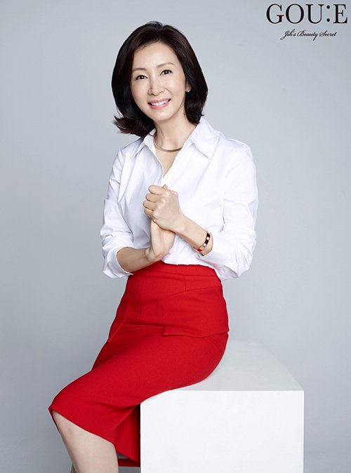
Jeon In Hwa sở hữu thân hình gọn gàng, nhỏ nhắn và đặc biệt là rất quyến rũ dù cô vừa bước sang tuổi 50.
