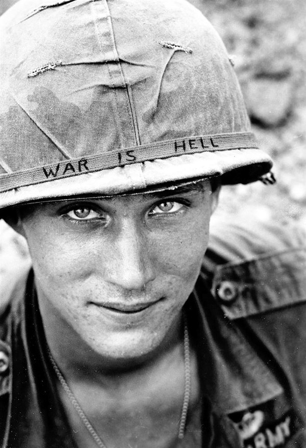 Đôi mắt của hòa bình- Chàng quân nhân vô danh thuộc Lữ đoàn dù số 173 trong trận chiến tại miền nam Việt Nam trong năm 1965. Chính ánh mắt trong veo của anh đã nói lên tất cả: Chiến tranh là địa ngục.
