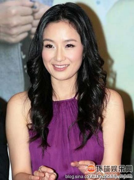 Năm 2009 cô kết hôn cùng diễn viên Vương Học Binh và hai người ly hôn năm 2012