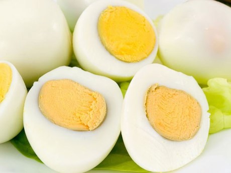 Không ăn quá 3 quả/ngày: Trong trong lòng đỏ trứng gà, vịt chứa khá nhiều chất béo và cholesterol.