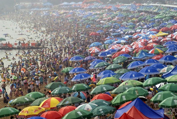 
Người dân Trung Quốc đổ xô về bãi biển Đại Liên, tỉnh Liêu Ninh để tránh cái nắng gay gắt của mùa hè.

