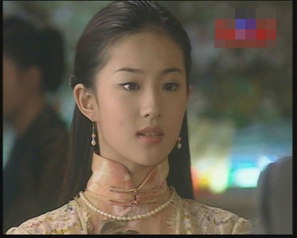 Khi 15 tuổi, Lưu Diệc Phi có vai diễn đầu tay - Bạch Tú Châu trong Gia tộc kim phấn. Dù diễn xuất của Lưu Diệc Phi còn khá yếu nhưng bù lại, cô hút hồn đông đảo khán nhờ vẻ đẹp rạng ngời.