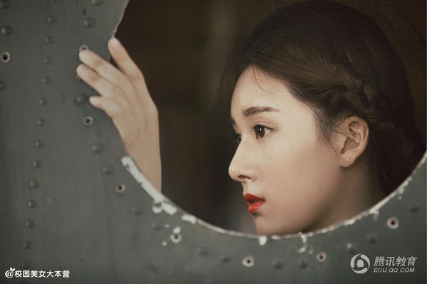 Nhiều người cho rằng, gương mặt của cô gái trẻ tổng hợp nhiều nét đẹp của các ngôi sao nổi tiếng của cả Trung Quốc lẫn Hàn Quốc.