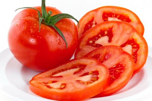 
Nếu ăn cà chua lúc đói, những chất này có thể dễ dàng phản ứng với axit, hình thành các cục không hòa tan, gây căng thẳng và làm khó cho dạ dày.
