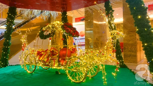 
Phía bên dưới cây thông Noel được trang trí bởi một cỗ xe tuần lộc chở đầy quà bên trong bằng ánh đèn vàng lấp lánh.
