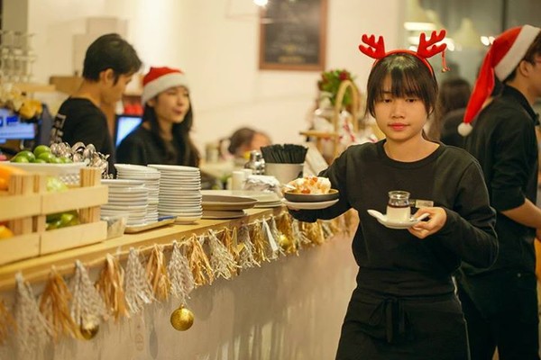 Dạo một vòng cafe Hà Nội, ngắm nhân viên nữ cực... dễ thương 15