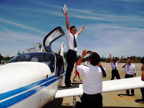 Một học viên thực hành thành công chuyến bay đơn đầu tiên tại trường bay Cam Ranh. 
