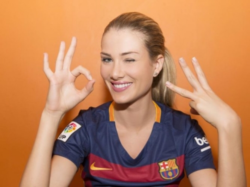 
Khoảnh khắc đời thường năng động, cá tính của Tân Hoa hậu thế giới 2015. Cô là một fan hâm mộ CLB bóng đá Barcelona.
