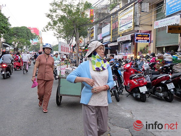 
Khiến người đi bộ phải đi xuống lòng đường
