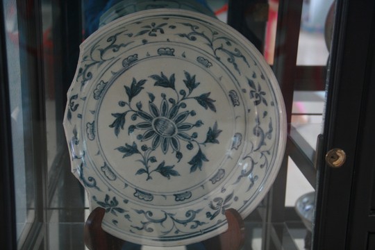 Sứ trắng vẻ lam và nhiều màu trang trí họa tiết hoa lá, gốm sứ Việt Nam thế kỷ XV, hiện vật thu được từ cuộc khai quật tàu đắm Cù Lao Chàm năm 2003-2007