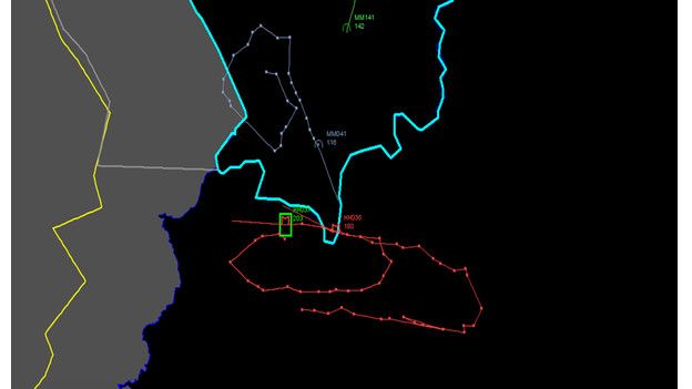 
Bộ Tổng tham mưu Thổ Nhĩ Kỳ công bố đường bay của chiếc máy bay ném bom Nga SU-24 (đường màu đỏ) và máy bay tiêm kích F-16 (đường màu xám). Đường màu xanh nhạt là biên giới Syria-Thổ Nhĩ Kỳ.
