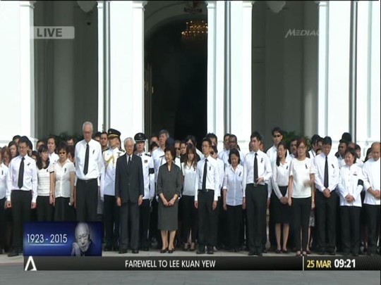 Tổng thống Singapore Tony Tan cùng 90 thành viên văn phòng thủ tướng, tổng thống đứng ngoài cung điện Istana tỏ lòng tôn kính. Ảnh: CNA