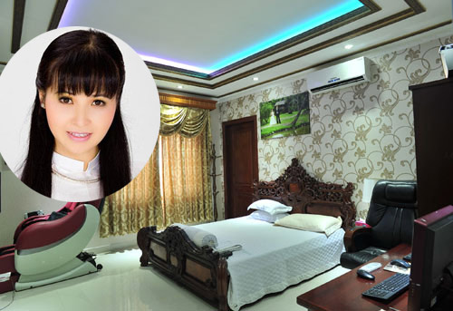 Nữ ca sĩ Trang Nhung và chồng doanh nhân sống trong căn nhà trị giá khoảng 5 triệu USD. Phòng ngủ của vợ chồng cô được thiết kế đúng phong cách mà nữ ca sĩ ưa chuộng với những nội thất đắt tiền. Toàn bộ gian phòng toát lên sự vương giả, quý tộc.