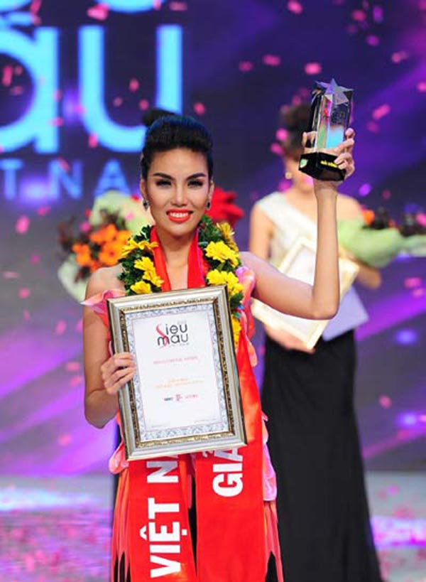 Tuy nhiên với kinh nghiệm và sự tự tin, Lan Khuê vượt nhiều đối thủ nặng kí để nhận giải vàng Siêu mẫu Việt Nam 2013.