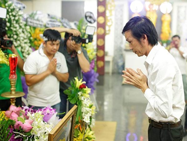 Nghệ sĩ Hoài Linh cũng tạm gác lại nhiều công việc để đến chia buồn cùng gia đình nam nghệ sĩ bạc mệnh.