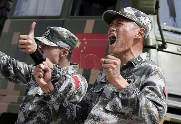 Binh sĩ Trung Quốc cổ vũ hết mình cho gà nhà.