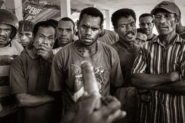 Đôi mắt của sự tò mò- Nhóm nam giới lần đầu tiên được hướng dẫn cách sử dụng bao cao su tại Papua, Indonesia.