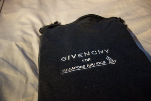 Bộ chăn, ga gối, đồ ngủ cũng phải là hàng đến từ hãng Givenchy.