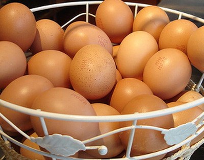 
Mỗi quả trứng trung bình 17g chứa tới 220mg cholesterol và nhiều chất béo, chủ yếu là axít bão hòa.
