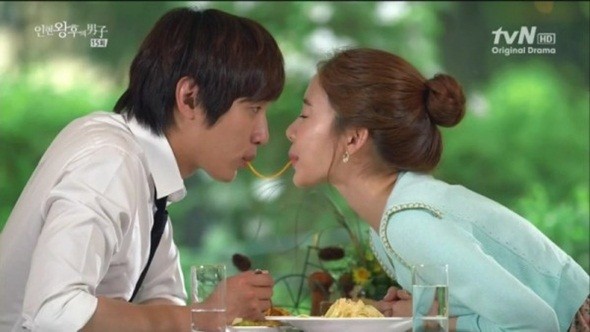 
11. Nụ hôn mì Ý trong Queen In Hyun’s Man: Cặp đôi Bung Do (Ji Hyun Woo) và Hee Jin (Yoo In Na) cùng ăn mì Ý. Sau đó, chàng và nàng trao nhau một nụ hôn ngọt ngào. Anh chàng Bung Do còn ngượng ngùng nói: Từ giờ trở đi, ngày nào chúng ta cũng ăn món này nhé.
