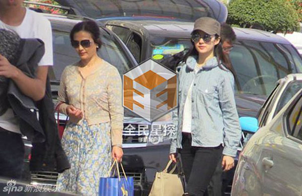 
Hôm sau, Lưu Diệc Phi cùng mẹ đến sân bay đi chuyển về Bắc Kinh
